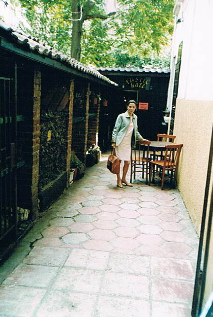 Невяна Петрова-Бергер в двора на къщата